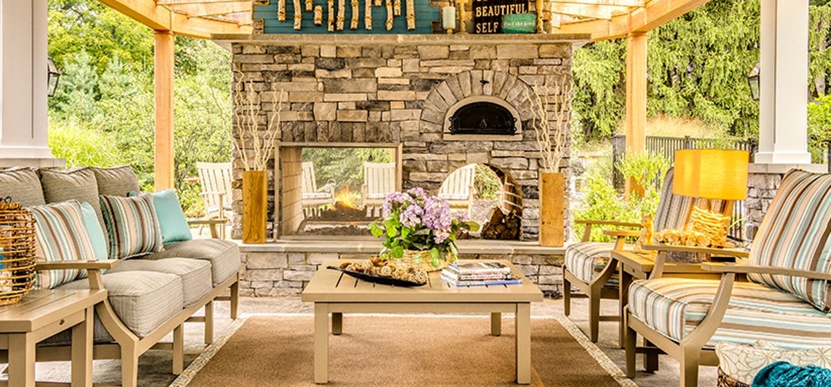 OUTDOOR LIVING