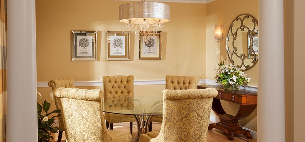 ELEGANT DINING ROOM FOR ENTERTAINMENT